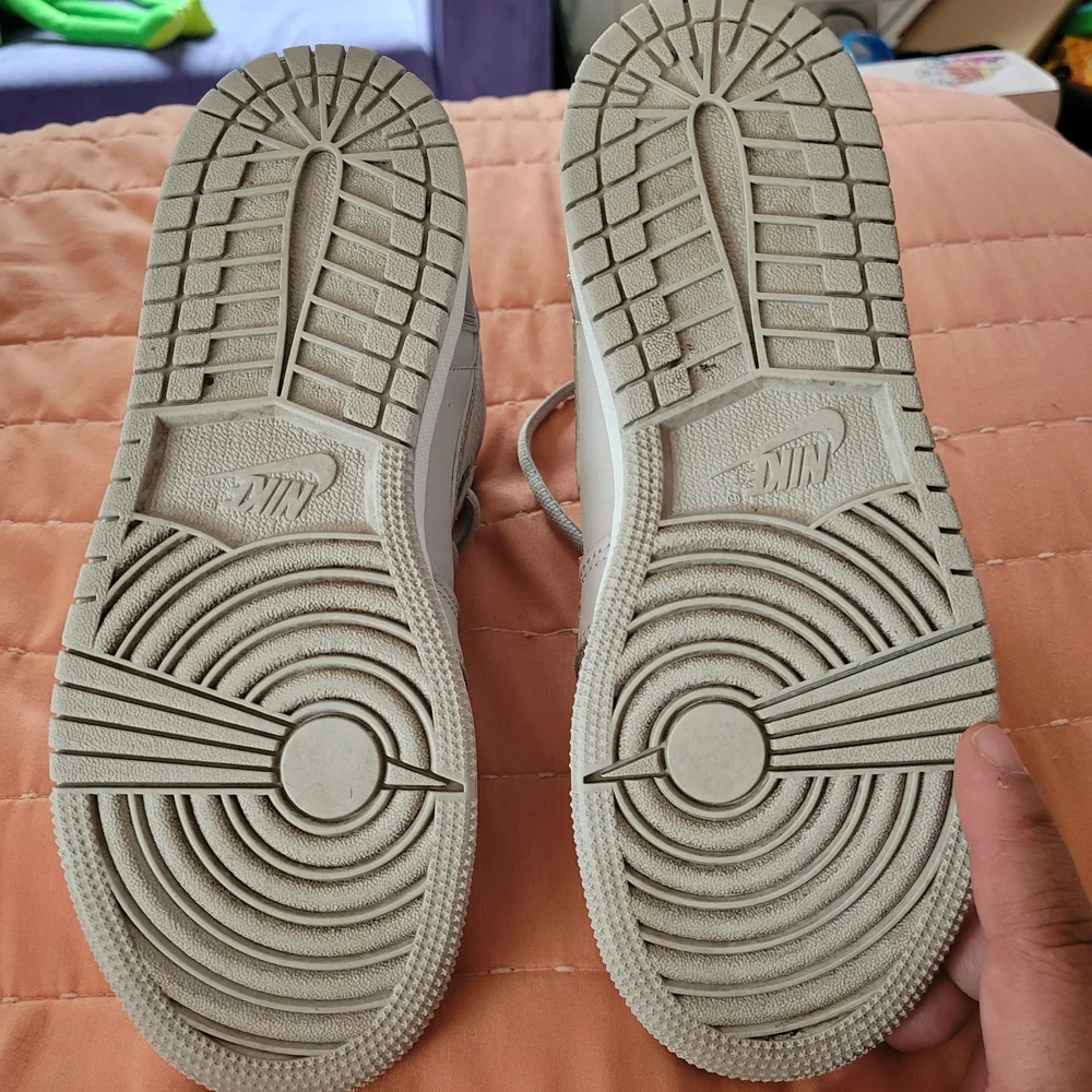 Nike Kids Silver and Gray High-Top Jordan 1s Size: 3.5Y - Picture 6 of 7